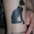 gatto egeziano nel oro tatuaggio sulla gamba