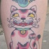 stile occidentale maneki - neko con sorriso tatuaggio colorato
