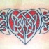 Tatuaje corazón celta en rojo y negro