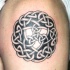 nodo celtico con simbolo trinita' dentro tatuaggio
