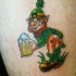 verde leprechaun con birra ofre un baccio tatuaggio