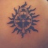 Sol rojo con ankh tatuje en la espalda