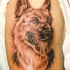 Berger allemand le tatouage sur l'épaule