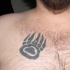 impronto di orso stampato tatuaggio sul petto