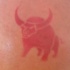 toro rosso largo tatuaggio