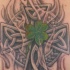croce celtico e shamrock con foglia verde tatuaggio