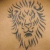 El tatuaje minimalista tribal de la cabeza de un leon en negro hecho en  la espalda