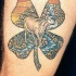 shamrock con mucca gigante strada rialzata tatuaggio