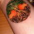 Le tatouage d'arbre du monde celtique en couleur sur le poignet
