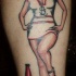 el tatuaje estilo pin up con una chica y su perro