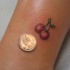 Tatuaje de pequeñas cerezas rojas