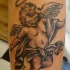 Tatuaje de angelito sonriendo con nimbo