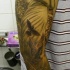 Tatuaje de estatua de ángel y palomas volando en el brazo entero