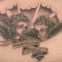 tatuaje en negro de dos querubines en nubes