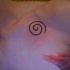 Tattoo von einer Spirale auf der Brust
