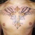 Tatuaje en el pecho, cruz de oro con alas