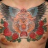 Tatuaje en el pecho, tigre enojado