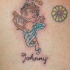 Tatuaje en el pecho, angelito con una arpa