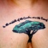 Albero azzurro tatuato al centro del petto