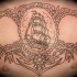 Tatuaje bonito en el pecho, barco sigue a tu corazón