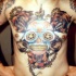 Tatuaje grande en el pecho, calavera grande multicolor