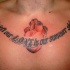 Tatuaje en el pecho, corazón con un letrero