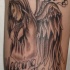 Tatuaje memorial de un ángel dolido