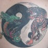 tatuaje en color de yin y yang con tigre y dragón