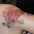 Le tatouage 3D de dragon chinois rouge se cachant dans les nouages