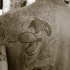 uomo cinese inchiostro nero tatuaggio sulla spalla