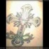 el tatuaje religioso con una cruz hecho en tinta negra