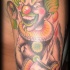 pagliaccio cattivo con pugnale tatuaggio colorato