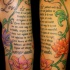 el tatuaje muy bonito de la cita biblica completa del 1 de los corintios 13:1-13 en entralazado de flores en color