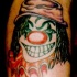 pagliaccio pazzo in cappello tatuaggio colorato