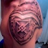 Tatuaje escudo en hombro