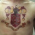 araldico scudo dorato e rosso tatuaggio sul petto