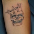 tatuaje en tinta negra del cráneo coronado