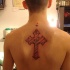 tatuaje conmemorial en la espalda de cruz