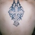 tatuaje de cruz con tracería de tribal