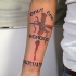 tatuaje en el brazo de cruz sangrada con espinas