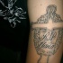 tatuaje conmemorial de cruz contra el Sida