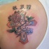 tatuaje conmemorial de cruz con rosas