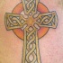 Le tatouage de croix d'or celtique