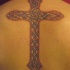 tatuaje en la espalda de tracería de cruz cristiana