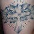 tatuaje en tinta negra de cruz con alas