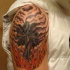 croce nera in fiamme tatuaggio sulla spalla