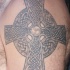 tatuaje en el hombro de cruz céltica de hierro