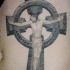 tatuaje de Jesucristo en la cruz de piedra