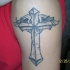 tatuaje en el brazo de cruz con alas