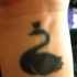 tatuaje en la muñeca de cisne negro en corona